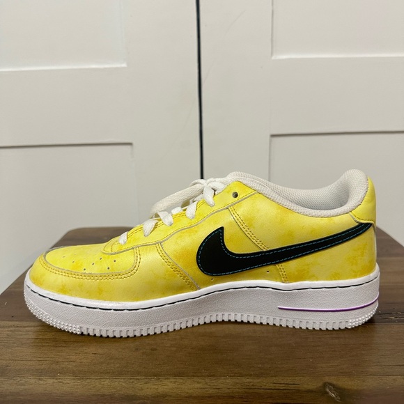 Nike Air Force 1 Smiley, 7Y, Yellow, worn a few times, no box - Picture 2 of 12